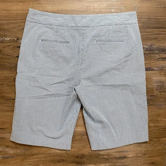 🖤 Ann Taylor Devon Boardwalk Short Stripped Size 10 Cotton Bermudas - Picture 3 of 5